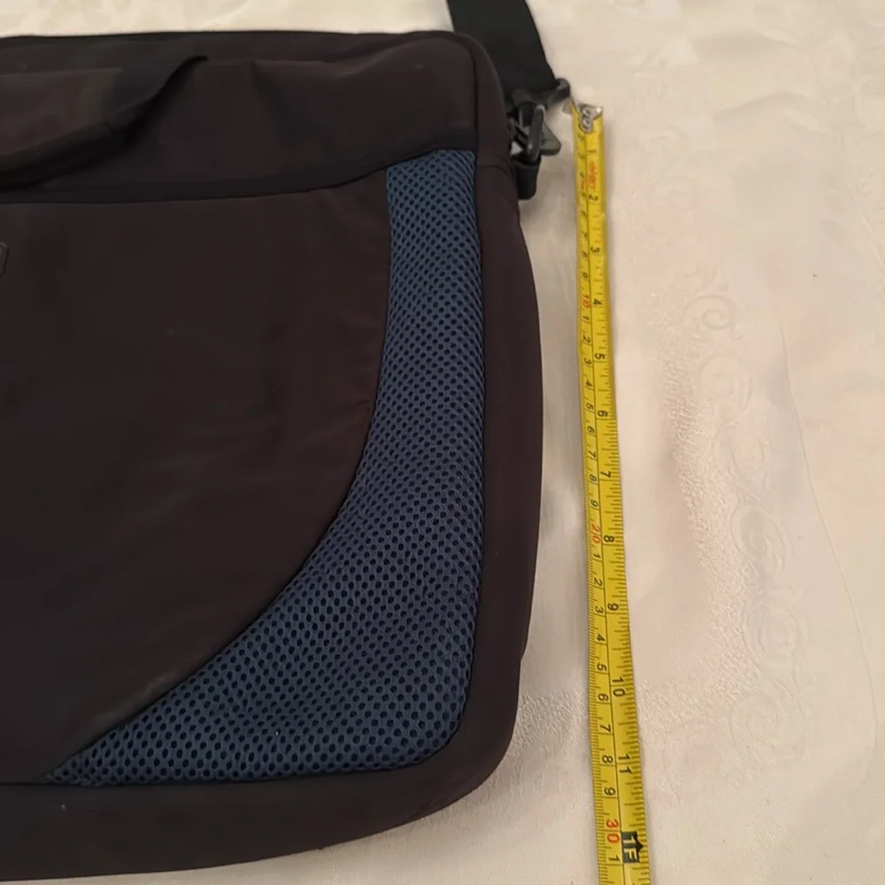 Targus Black and Blue Laptop Bag, Dual carry, detachable shoulder strap. (Mlb)
